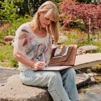 Eine Frau plant einen Garten