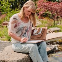 Eine Frau plant einen Garten